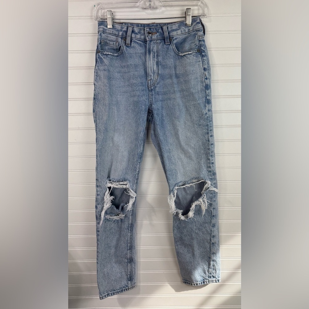 American Eagle women’s Mom Straight denim jean. Light/medium wash. Size 0 Reg